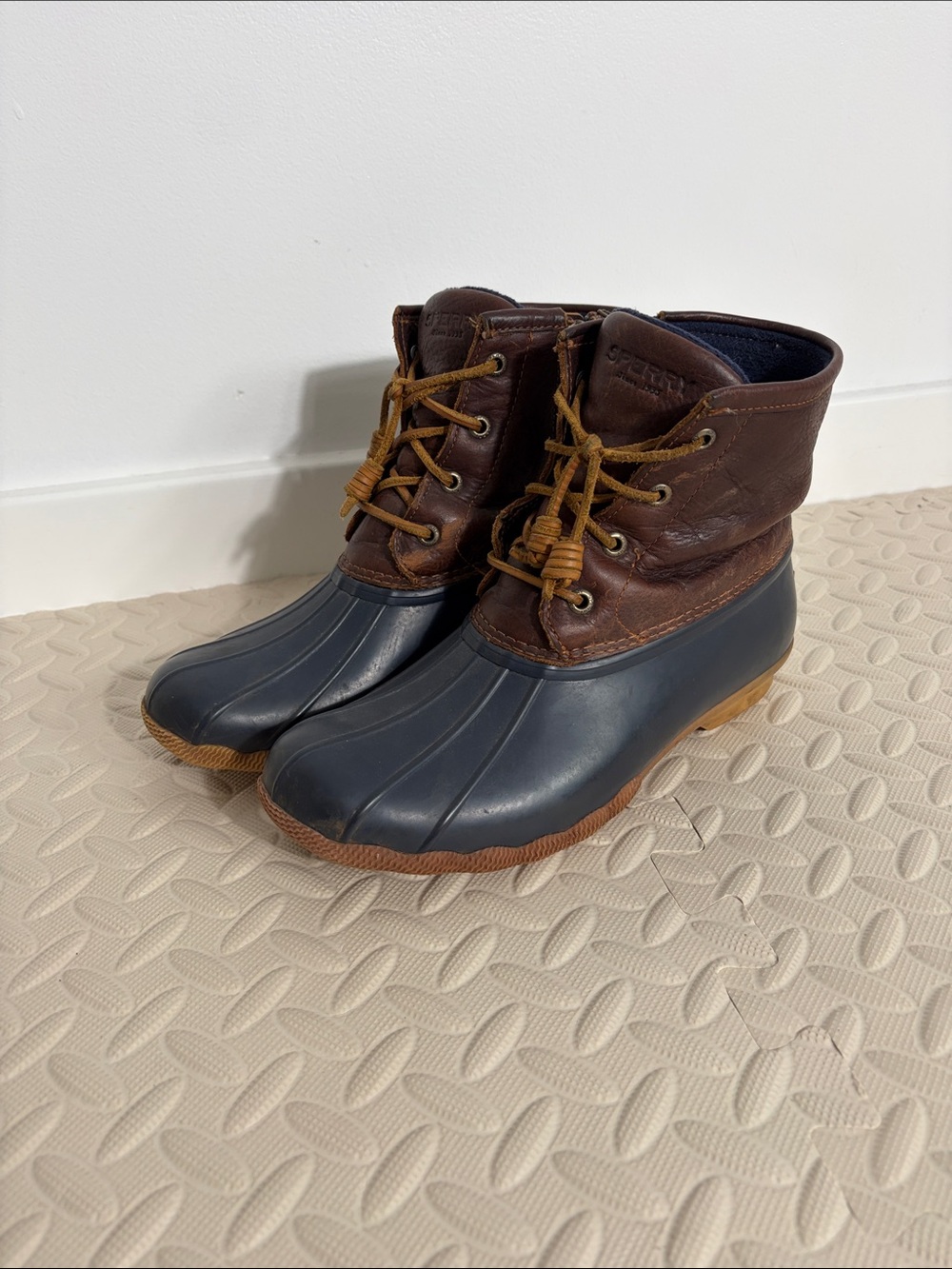 Sperry Classic Duck Boots in Navy and Brown Women’s 8.5